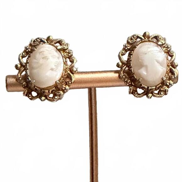 Vintage Florenza Victorian Revival Cameo Clip-On Earrings - Picture 8 of 8